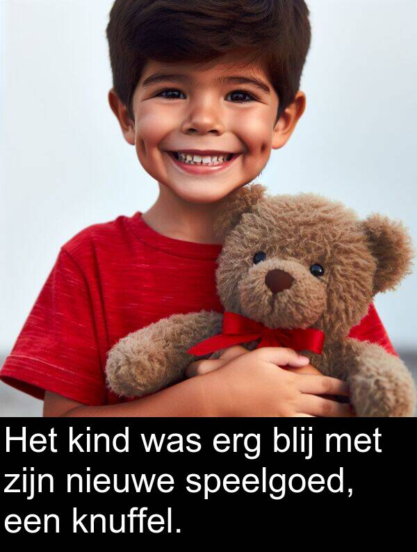 kind: Het kind was erg blij met zijn nieuwe speelgoed, een knuffel.