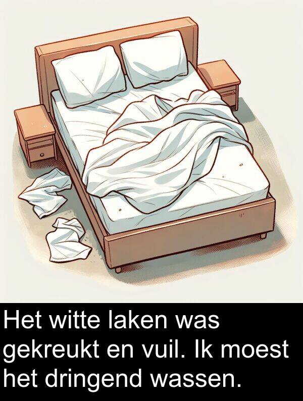 gekreukt: Het witte laken was gekreukt en vuil. Ik moest het dringend wassen.
