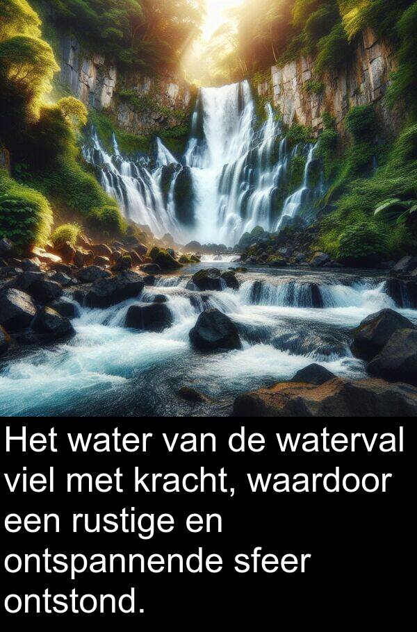 sfeer: Het water van de waterval viel met kracht, waardoor een rustige en ontspannende sfeer ontstond.