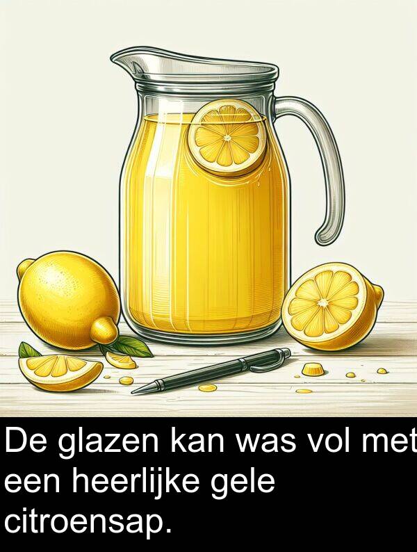 glazen: De glazen kan was vol met een heerlijke gele citroensap.