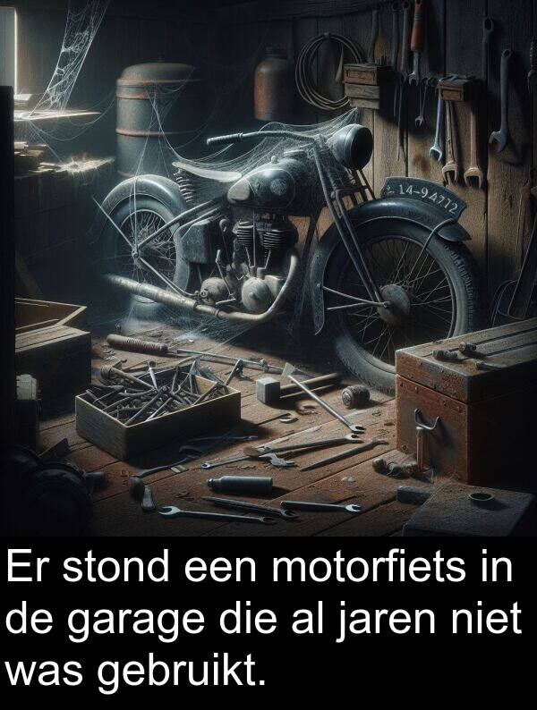 stond: Er stond een motorfiets in de garage die al jaren niet was gebruikt.