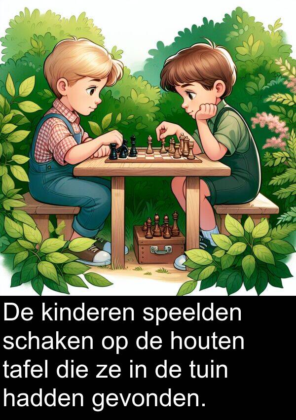 gevonden: De kinderen speelden schaken op de houten tafel die ze in de tuin hadden gevonden.