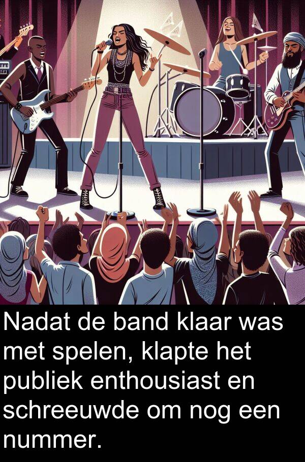 spelen: Nadat de band klaar was met spelen, klapte het publiek enthousiast en schreeuwde om nog een nummer.
