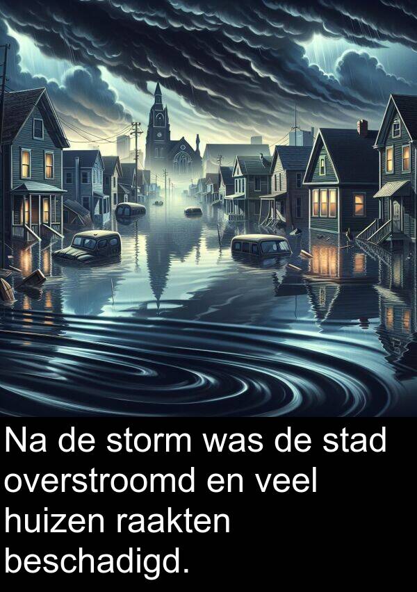 beschadigd: Na de storm was de stad overstroomd en veel huizen raakten beschadigd.