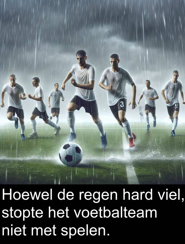 spelen: Hoewel de regen hard viel, stopte het voetbalteam niet met spelen.