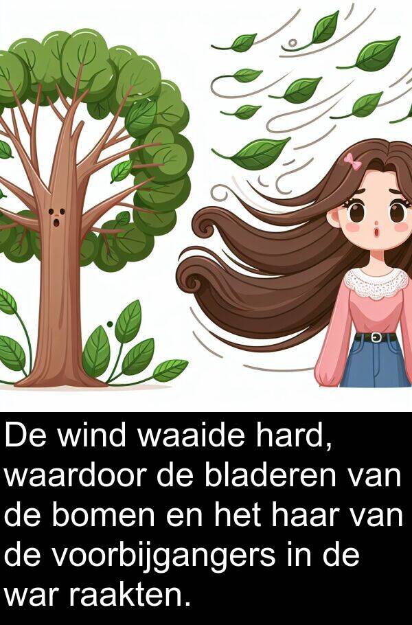 bladeren: De wind waaide hard, waardoor de bladeren van de bomen en het haar van de voorbijgangers in de war raakten.