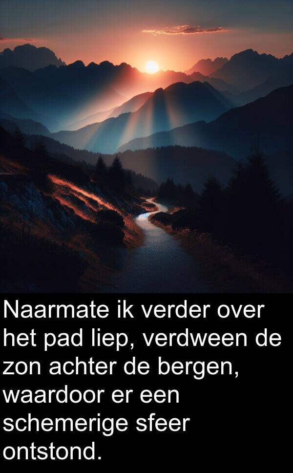 verder: Naarmate ik verder over het pad liep, verdween de zon achter de bergen, waardoor er een schemerige sfeer ontstond.