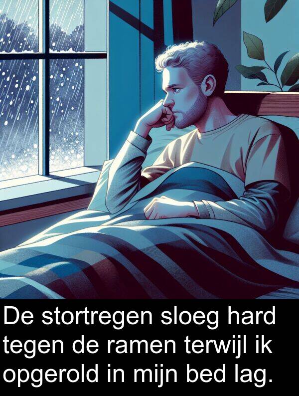 terwijl: De stortregen sloeg hard tegen de ramen terwijl ik opgerold in mijn bed lag.