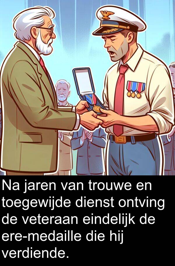 verdiende: Na jaren van trouwe en toegewijde dienst ontving de veteraan eindelijk de ere-medaille die hij verdiende.