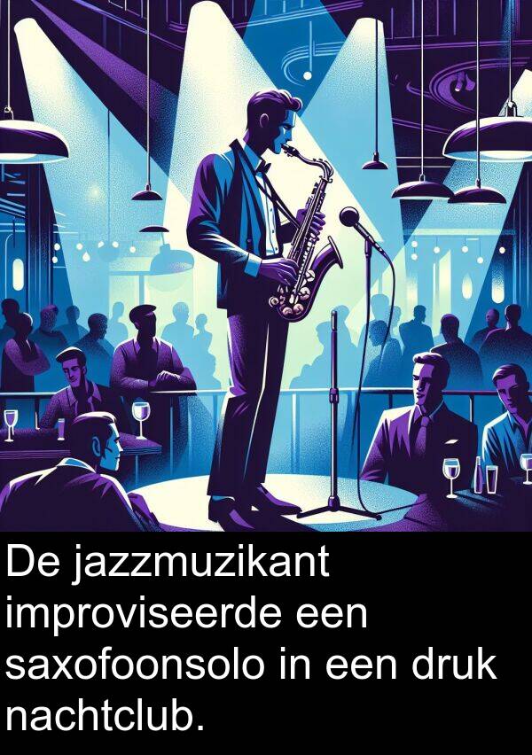 druk: De jazzmuzikant improviseerde een saxofoonsolo in een druk nachtclub.