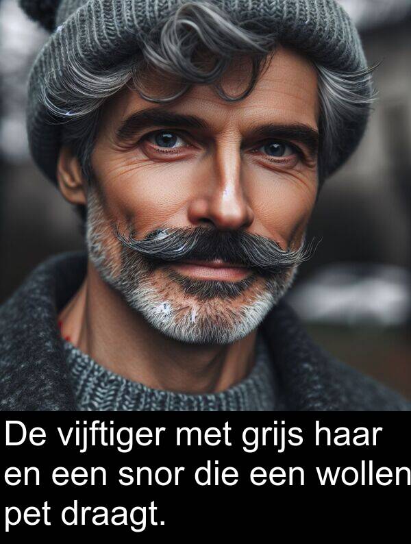 grijs: De vijftiger met grijs haar en een snor die een wollen pet draagt.