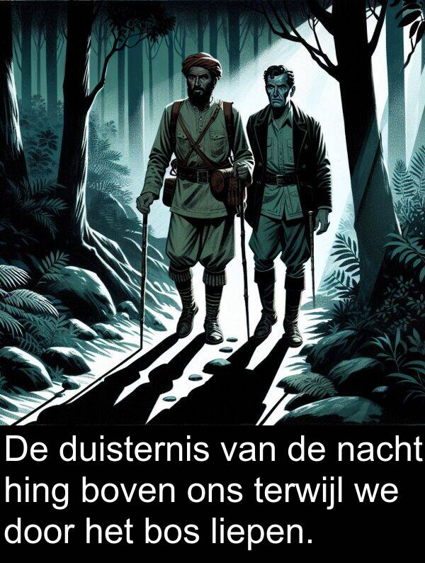 duisternis: De duisternis van de nacht hing boven ons terwijl we door het bos liepen.