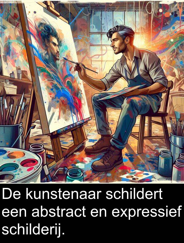expressief: De kunstenaar schildert een abstract en expressief schilderij.