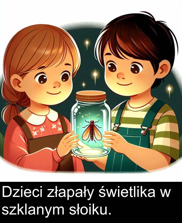 złapały: Dzieci złapały świetlika w szklanym słoiku.