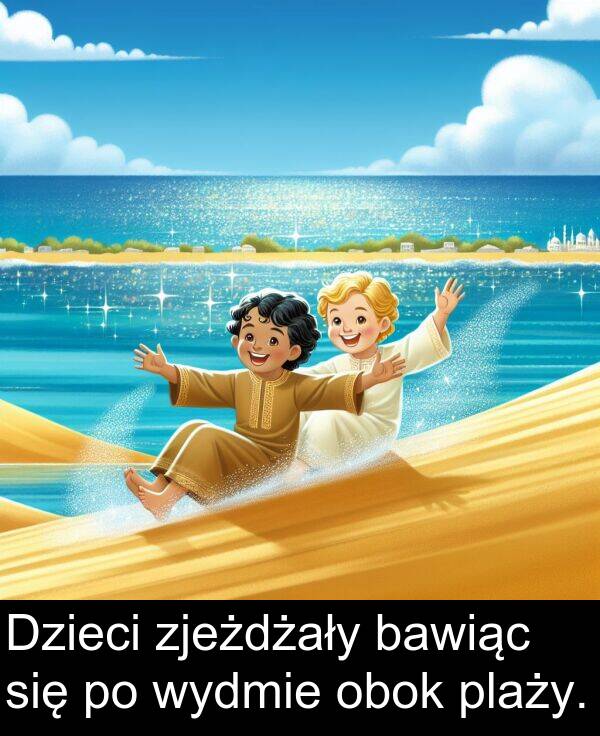 zjeżdżały: Dzieci zjeżdżały bawiąc się po wydmie obok plaży.