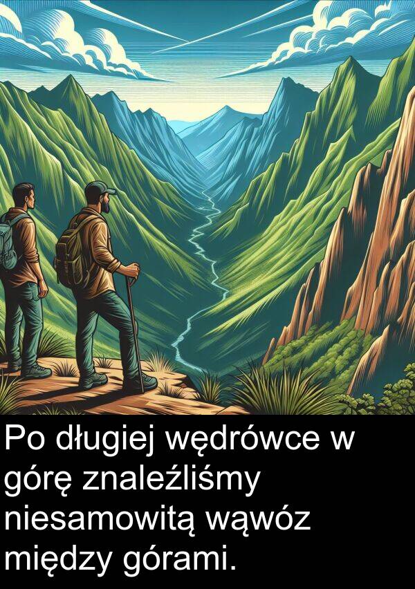 znaleźliśmy: Po długiej wędrówce w górę znaleźliśmy niesamowitą wąwóz między górami.
