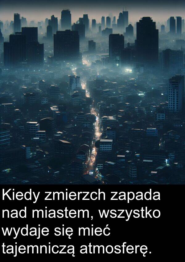 zmierzch: Kiedy zmierzch zapada nad miastem, wszystko wydaje się mieć tajemniczą atmosferę.