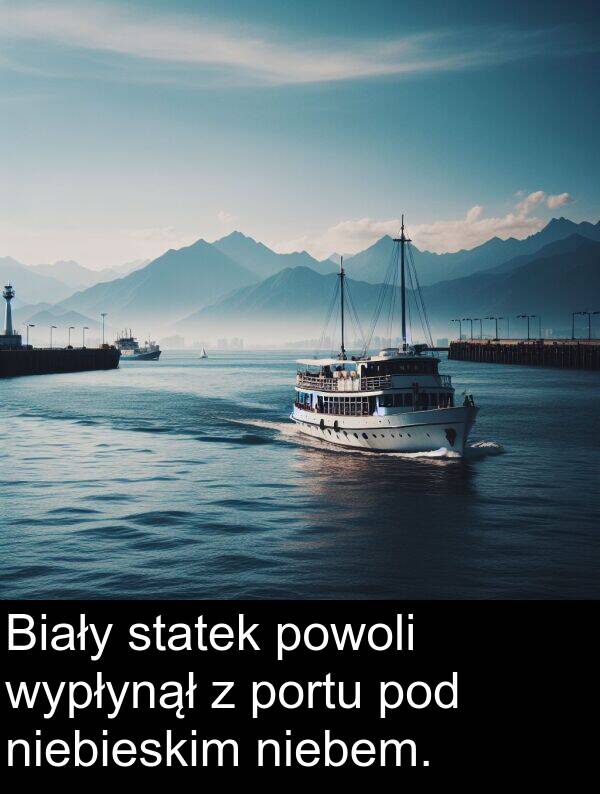 powoli: Biały statek powoli wypłynął z portu pod niebieskim niebem.
