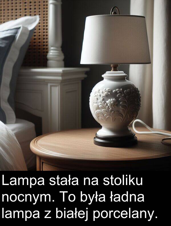 ładna: Lampa stała na stoliku nocnym. To była ładna lampa z białej porcelany.