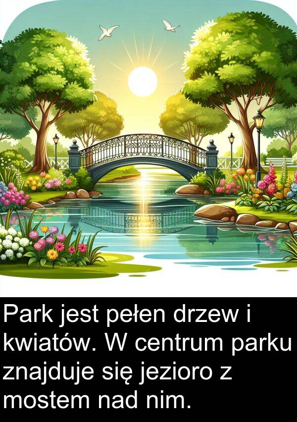 znajduje: Park jest pełen drzew i kwiatów. W centrum parku znajduje się jezioro z mostem nad nim.