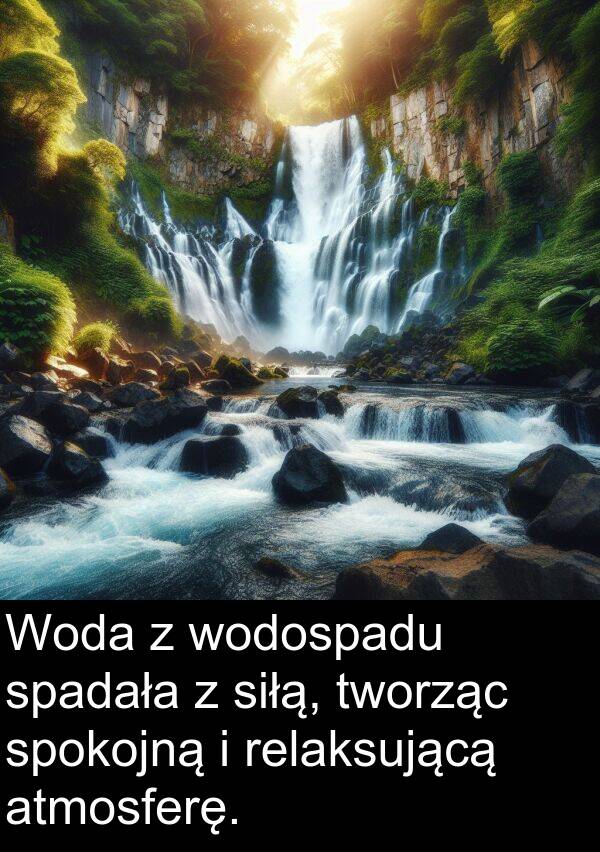 atmosferę: Woda z wodospadu spadała z siłą, tworząc spokojną i relaksującą atmosferę.