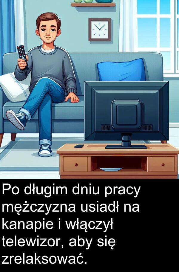 pracy: Po długim dniu pracy mężczyzna usiadł na kanapie i włączył telewizor, aby się zrelaksować.