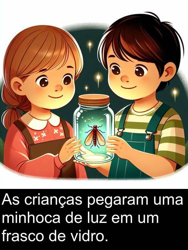 vidro: As crianças pegaram uma minhoca de luz em um frasco de vidro.