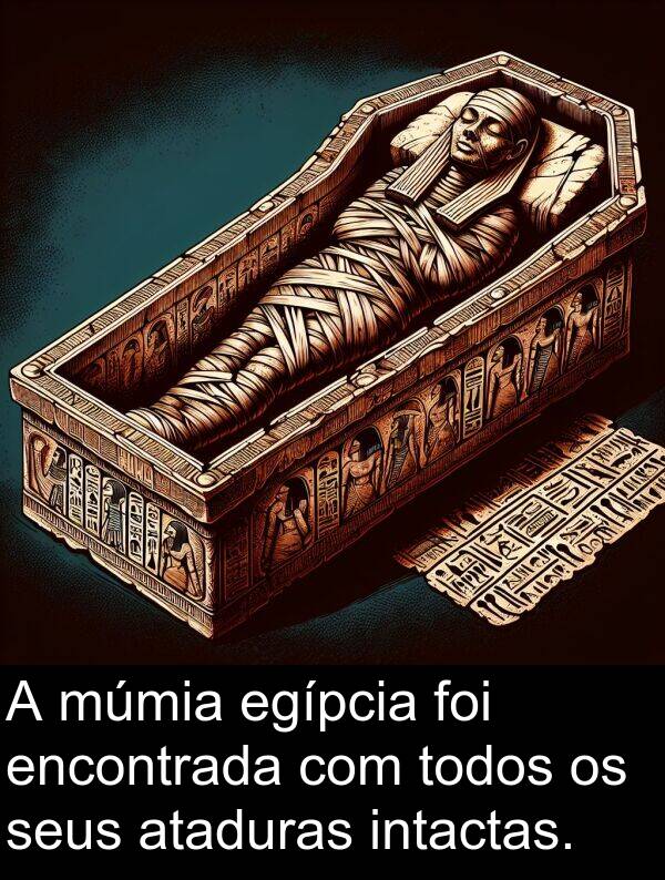 intactas: A múmia egípcia foi encontrada com todos os seus ataduras intactas.