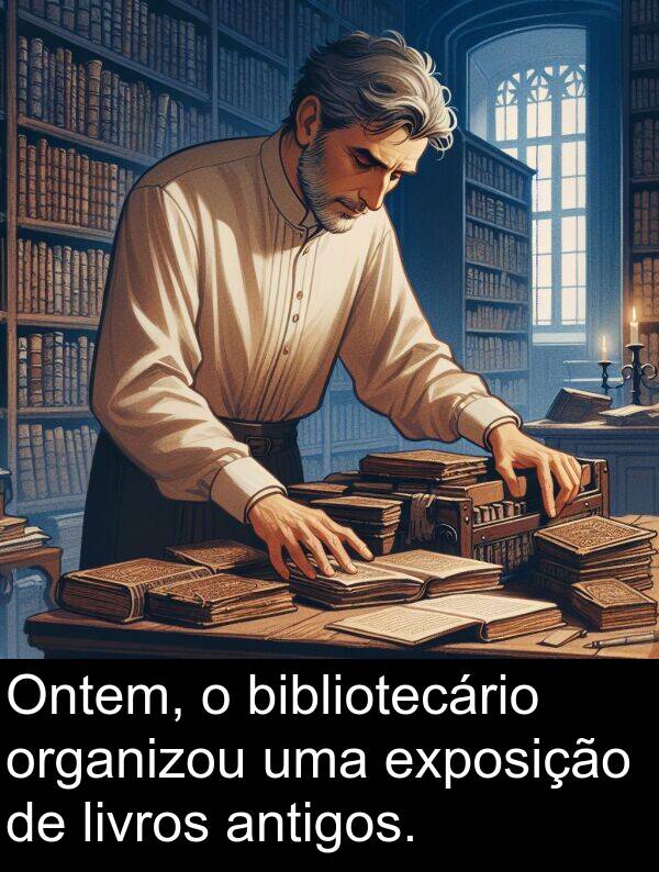 antigos: Ontem, o bibliotecário organizou uma exposição de livros antigos.