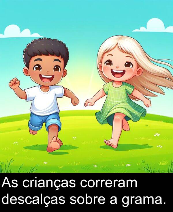 descalças: As crianças correram descalças sobre a grama.