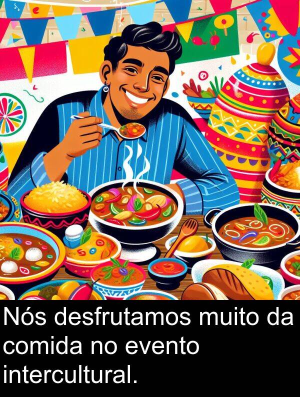 desfrutamos: Nós desfrutamos muito da comida no evento intercultural.