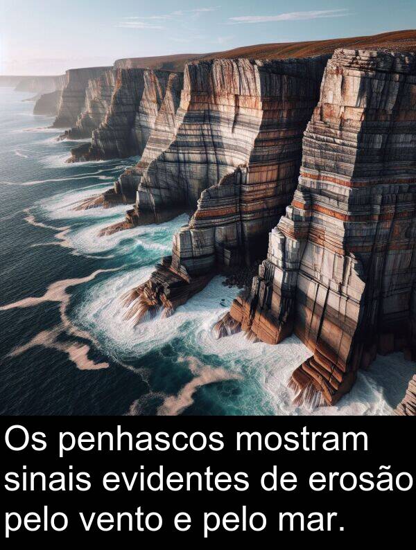 vento: Os penhascos mostram sinais evidentes de erosão pelo vento e pelo mar.