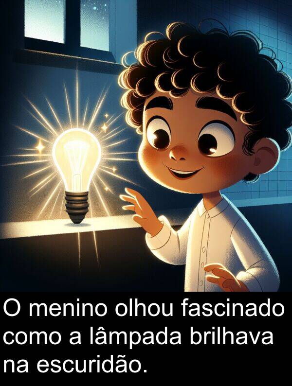 fascinado: O menino olhou fascinado como a lâmpada brilhava na escuridão.