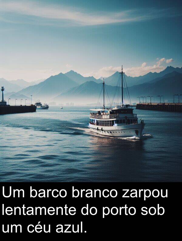 sob: Um barco branco zarpou lentamente do porto sob um céu azul.