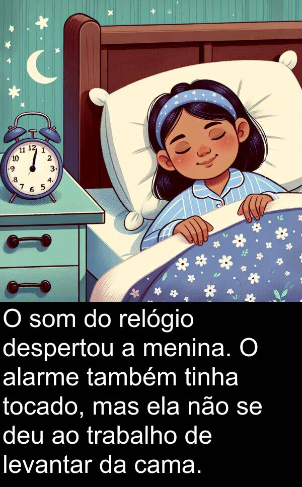 cama: O som do relógio despertou a menina. O alarme também tinha tocado, mas ela não se deu ao trabalho de levantar da cama.