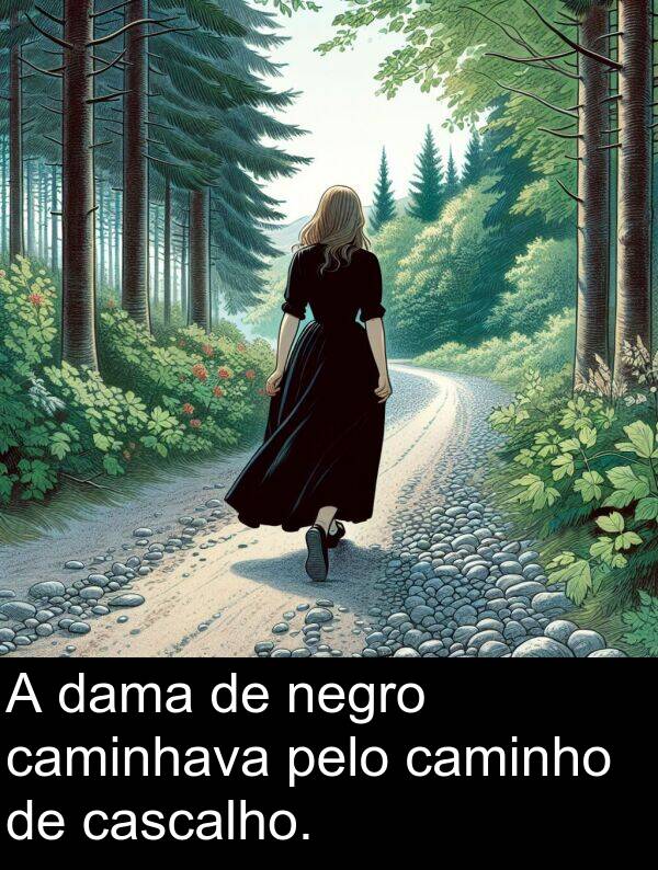 pelo: A dama de negro caminhava pelo caminho de cascalho.