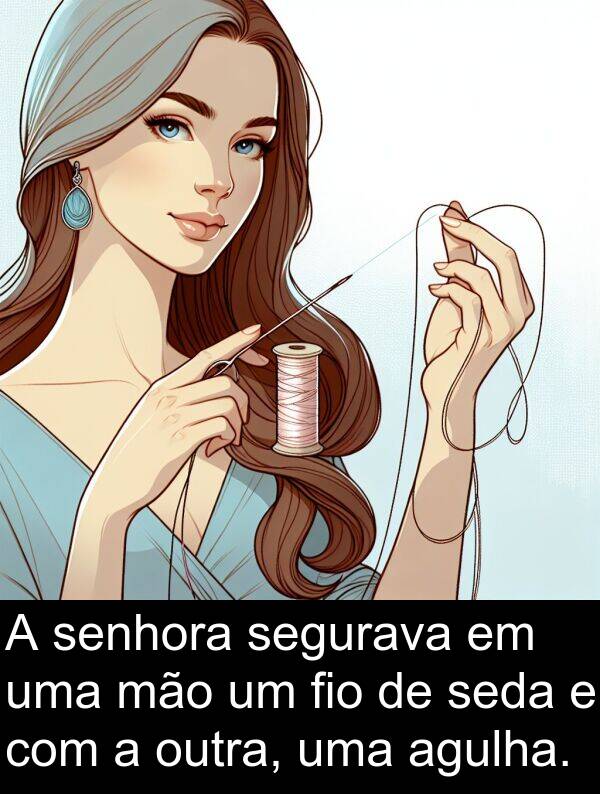 mão: A senhora segurava em uma mão um fio de seda e com a outra, uma agulha.