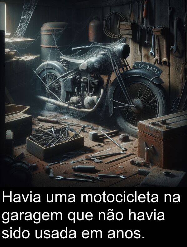 garagem: Havia uma motocicleta na garagem que não havia sido usada em anos.