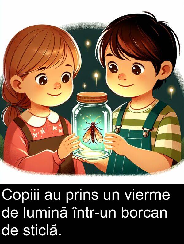 vierme: Copiii au prins un vierme de lumină într-un borcan de sticlă.