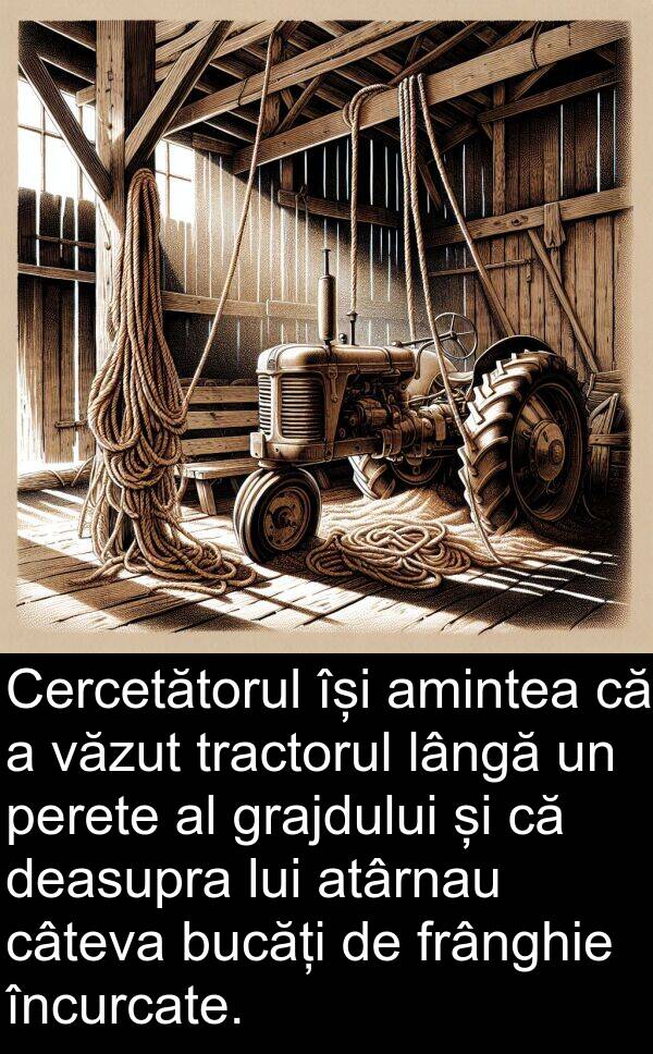lângă: Cercetătorul își amintea că a văzut tractorul lângă un perete al grajdului și că deasupra lui atârnau câteva bucăți de frânghie încurcate.