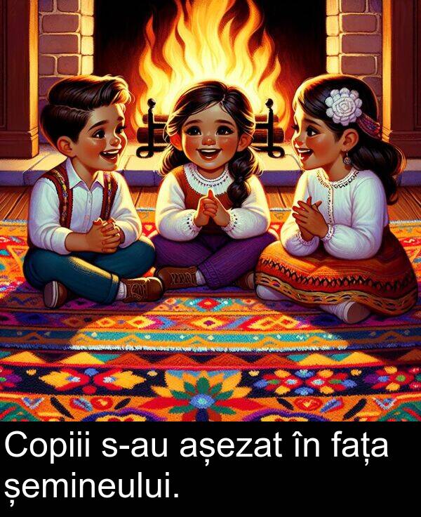 șemineului: Copiii s-au așezat în fața șemineului.