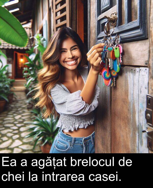 chei: Ea a agățat brelocul de chei la intrarea casei.