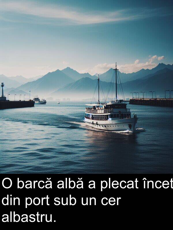barcă: O barcă albă a plecat încet din port sub un cer albastru.