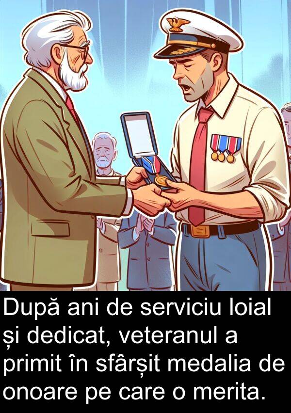 dedicat: După ani de serviciu loial și dedicat, veteranul a primit în sfârșit medalia de onoare pe care o merita.