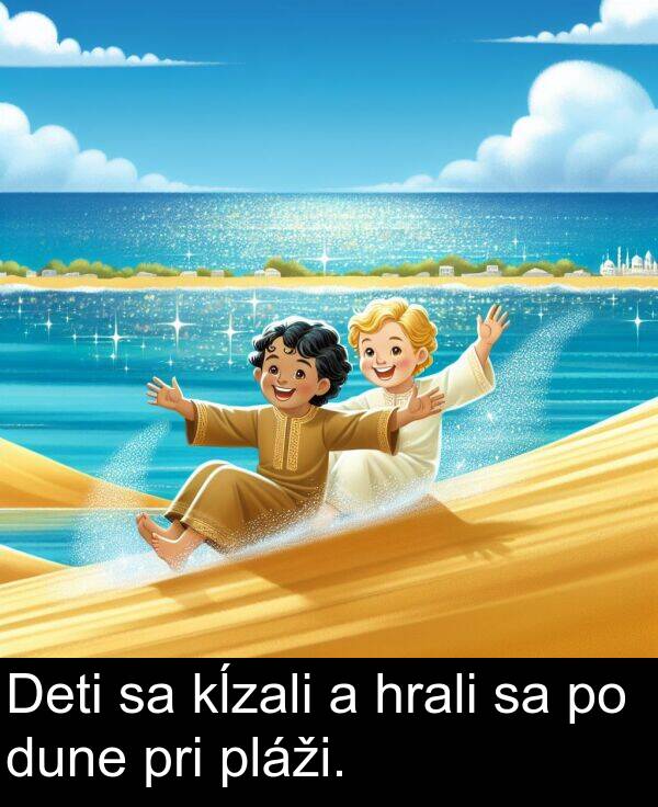 dune: Deti sa kĺzali a hrali sa po dune pri pláži.