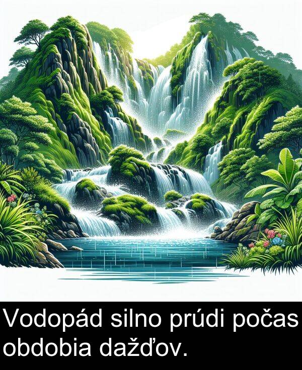 obdobia: Vodopád silno prúdi počas obdobia dažďov.