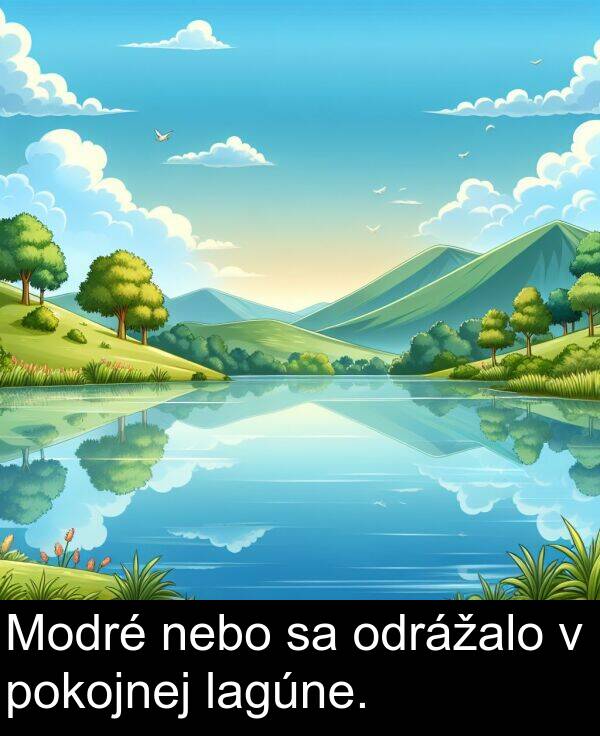 lagúne: Modré nebo sa odrážalo v pokojnej lagúne.