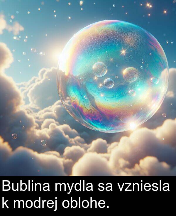 oblohe: Bublina mydla sa vzniesla k modrej oblohe.