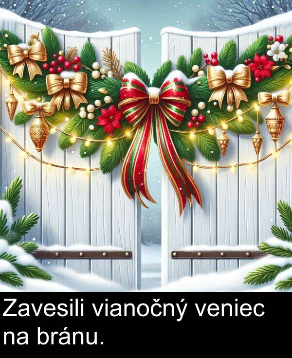 veniec: Zavesili vianočný veniec na bránu.