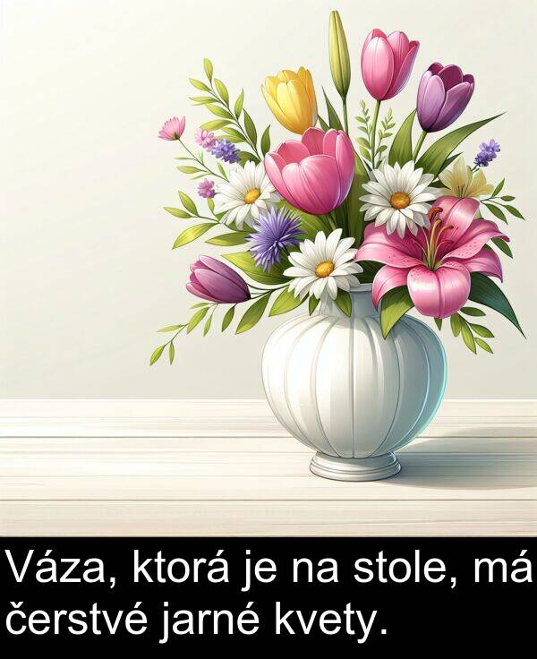 čerstvé: Váza, ktorá je na stole, má čerstvé jarné kvety.